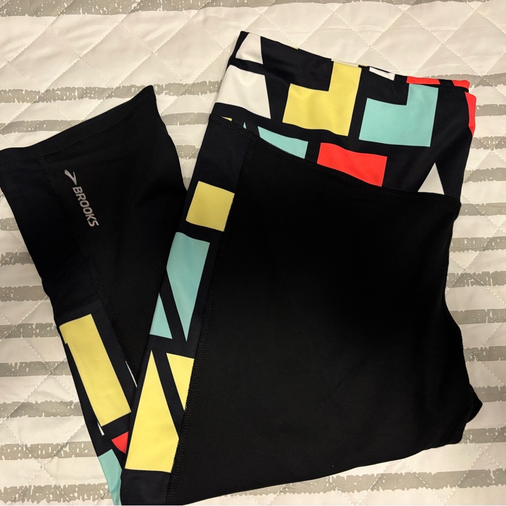 Brooks Multicolor Geometric Pattern capri length Leggings XL